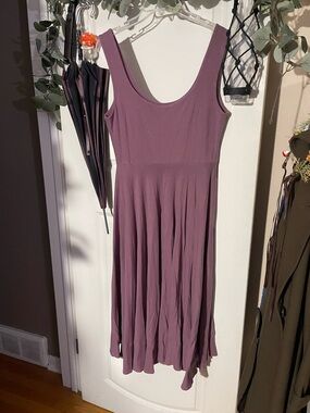 Sleeveless Scoop Neck Midi Dress in Mauve